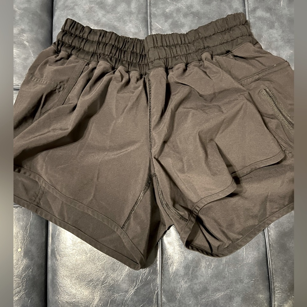 Lulu Lemon Tracker Low-Rise Lined Short 4"